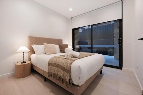 'CoCo' 2-BR Apt in the heart of Burwood with free parking