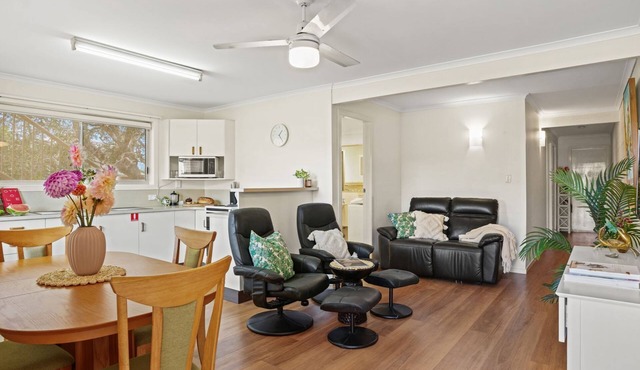 Comfortable 2BR coastal unit with WiFi, BBQ area, parking & linen included, close to beach