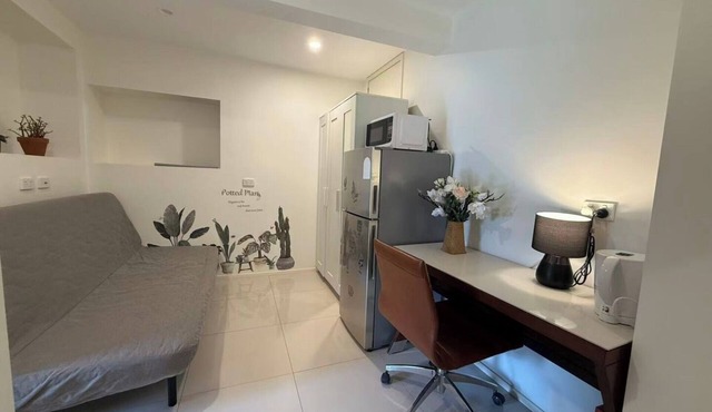 Comfortable Private Room 12 Mins to Train and Metro