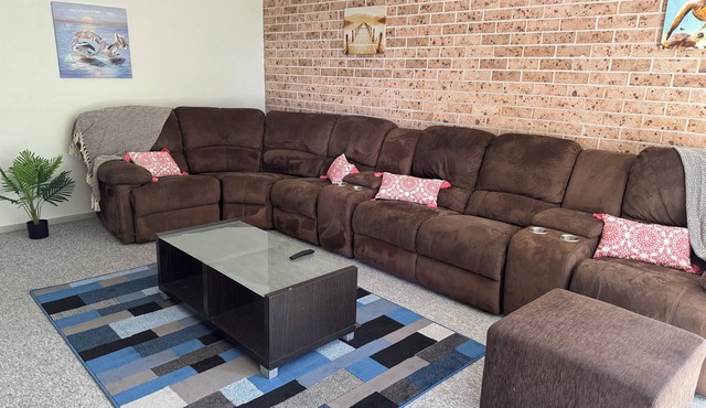 Comfortable Stylish Townhouse close to cafes, beach, forest & river