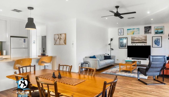Contemporary Lakeside Stunner 3 bedrooms and jetty
