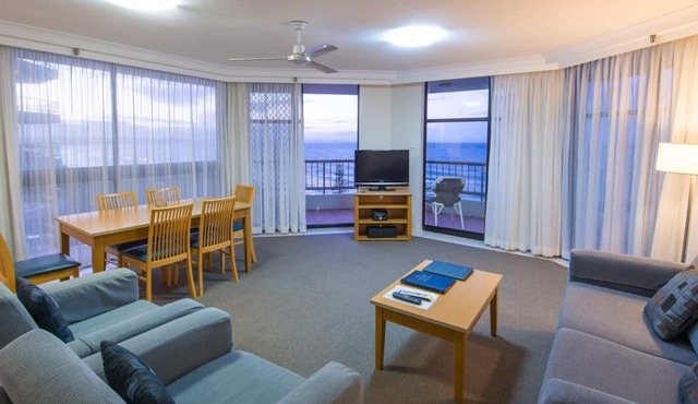Coolangatta Absolute Beachfront Apart. sleep 6 avail. 26th Dec. 2026 - 9th Jan