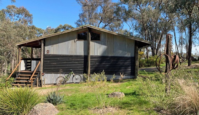 Cosy cabin in Beechworth walk to Woolshed Falls. Pet Friendly