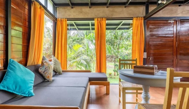 Cozy cottage in lush green 2 min Morjim beach