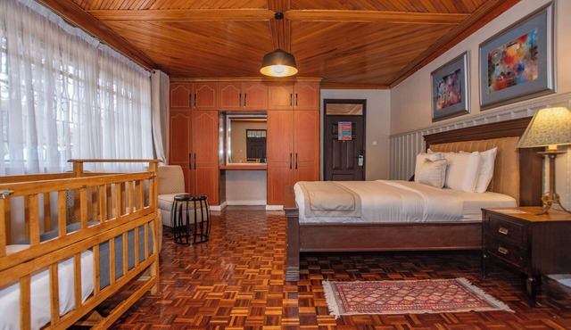 Cozy King Suite. Walking Distance to Mall & Green Spaces