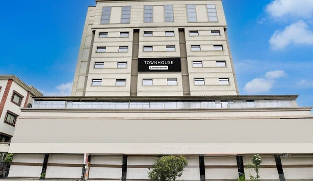 Deluxe Townhouse Anand Hotel The Maison