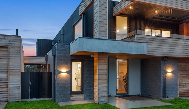 Designer House by the Village and Beach in Mount Martha