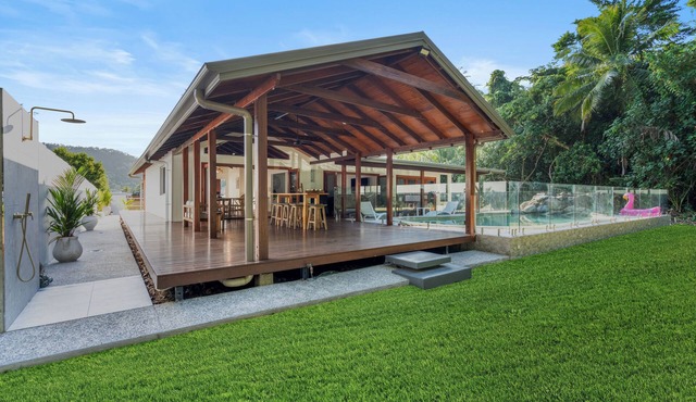 Direct Beachfront Spacious 5-bedroom villa in beautiful Wonga Beach with WIFI in Wonga Beach