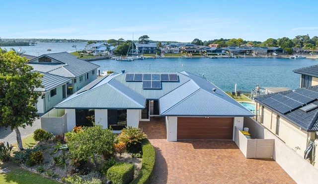 Dolphin Waters - Waterfront Delight with Private Pontoon - Holiday Yamba