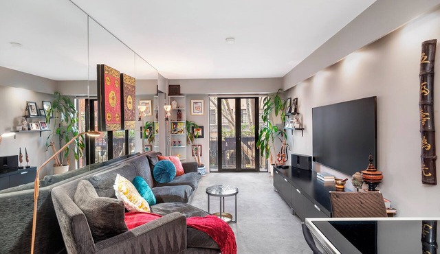 Eccentric exec 1BR apartment in Potts Point hub - with a pool