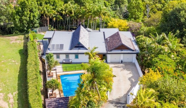 Eden's Hideaway - luxury living with salt water pool