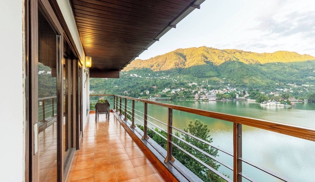 ELIVAAS Lakeview Manor 5 BHK