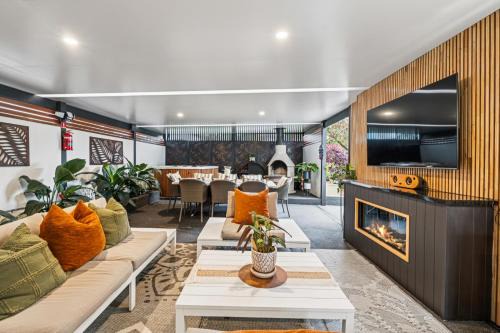 Ellie's Luxe Cottage Escape - Sleeps 8, Spa, Pizza Oven