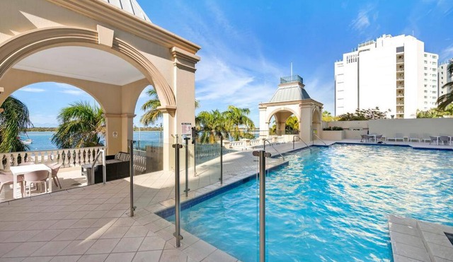 Exceptional Luxury ~ Broadwater Beauty ~ Free Parking ~ Top Location