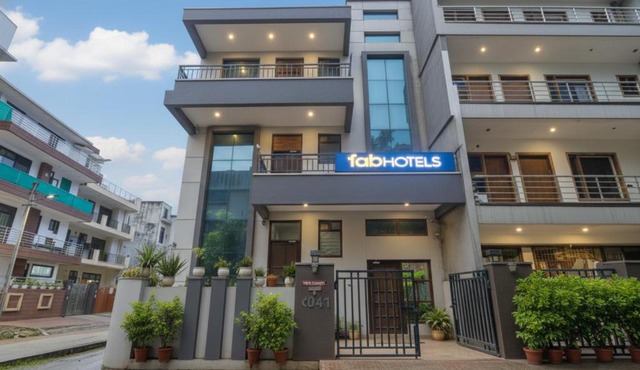 FabHotel Golf Luxury- 10 Min From Sector 42-43 Rapid Metro Station
