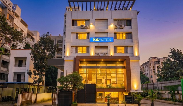 Fabhotel Vardhan Plaza