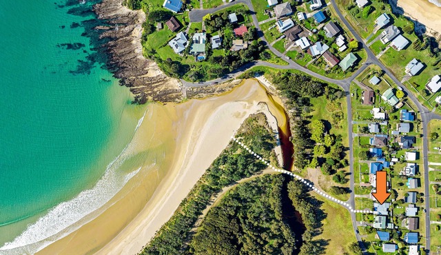 Family-sized home with large deck - 200m to the beach