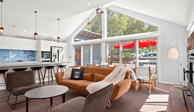 Feathers Lodge - Spacious Mountain Retreat