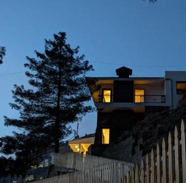 Firdaus at Theog - Luxurious 4 Bedroom Mountain View Villa