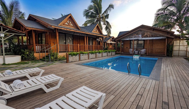 Foxoso Aaristo Baga Beach Resort