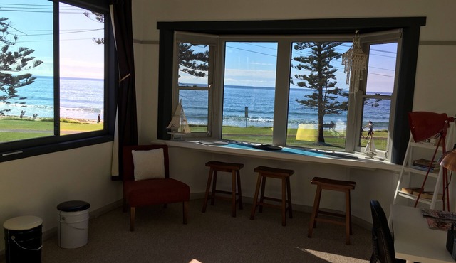 GETWUNTOO on beautiful Sandon Point beach Bulli . Entire Top floor of house