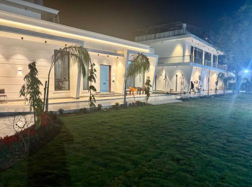 GoBravo 102 6BHK Duplex Villa with Private Pool & Garden - Near Delhi Airport Yashobhoomi Cyber City Udyog Vihar