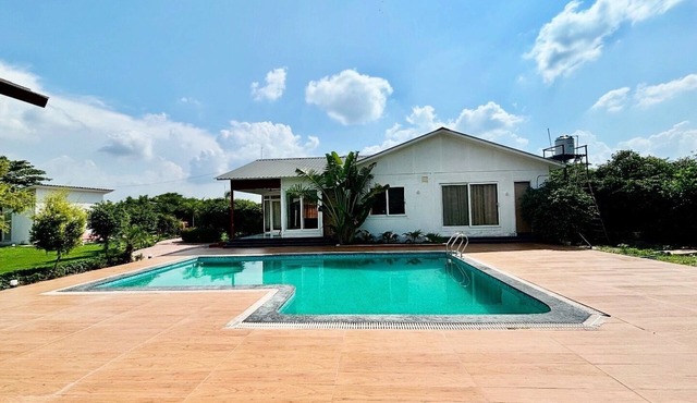 GoBravo 16 3BHK Farm with Pool & Lawn Sec150 Noida
