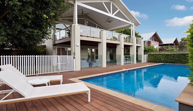 GREENS ON EIGHT - THE VINTAGE HOLIDAY HOUSES