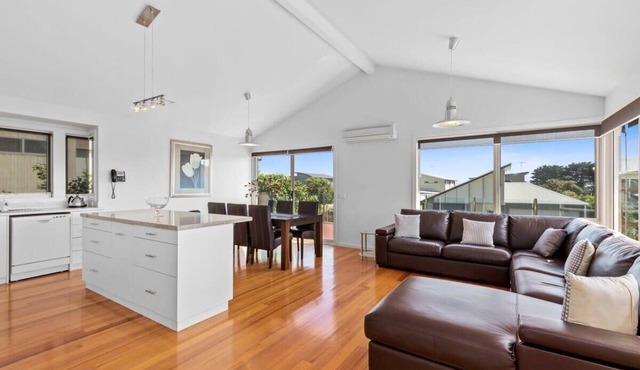 Half Moon Bay Hideaway: 1 min walk to foreshore in Indented Head