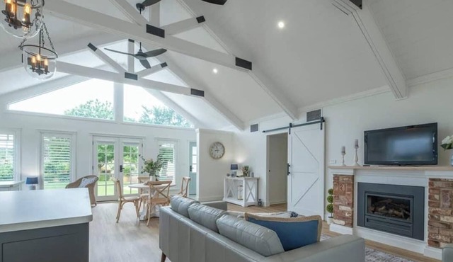 Hamptons Cottage. Views & Fireplace. Dubbo.