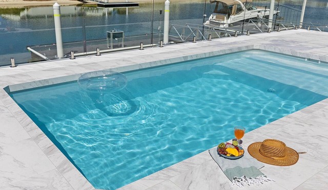 Hamptons House - Heated Pool and Private Pontoon - Holiday Yamba