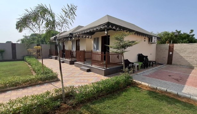 HAVELI RESORT FARM 3-bedroom farmhouse in marvelous Hathod with AC, WiFi