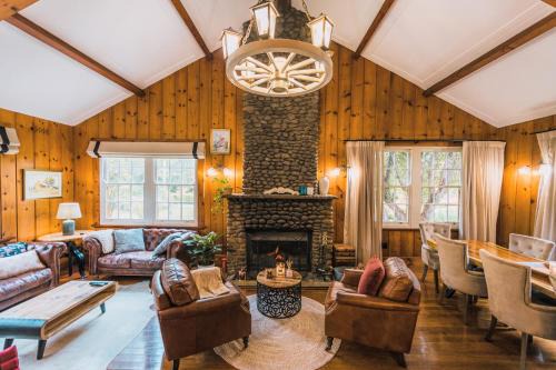 Heritage Log Cabin and Garden w Outdoor Hot Tub in Medlow Bath