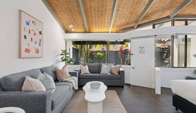 Hibiscus Villa - Pet Friendly, Spacious beachfront studio, private courtyard