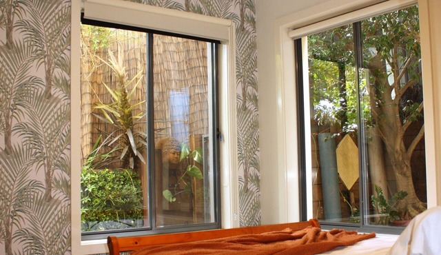 Hideaway apartment in bustling beachside suburb, short walk to city attractions