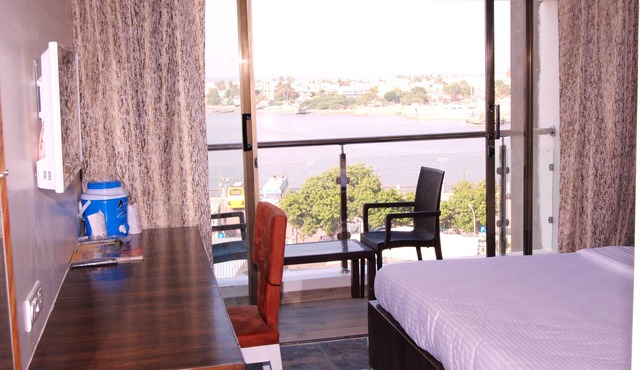 Hotel Apaar with Sea Face Garden Restaurant