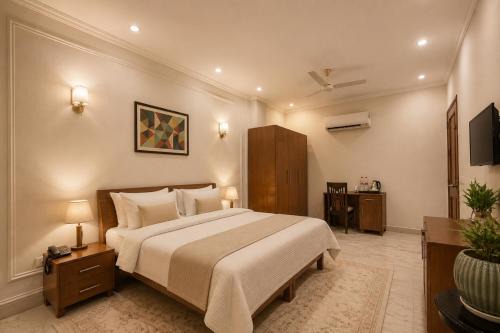 Hotel Heaven Silk 108, Near Galleria Market & Phase I Metro