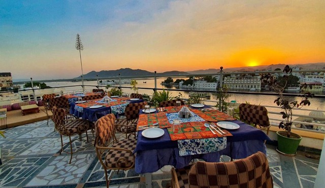 Hotel Mewar Haveli - At Lake Pichola