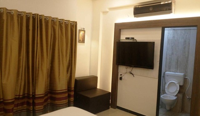 Hotel Pushpak Park