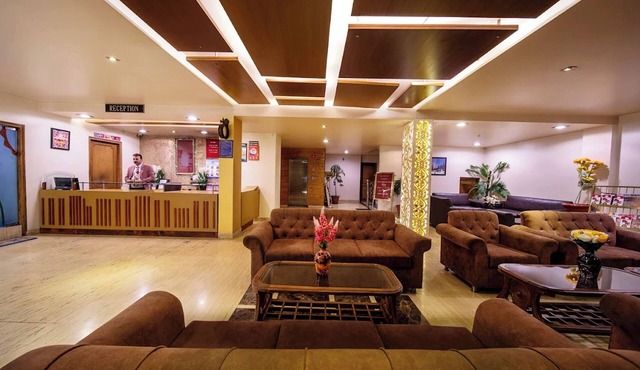 Hotel Riverside Resort Near Kainchi Dham