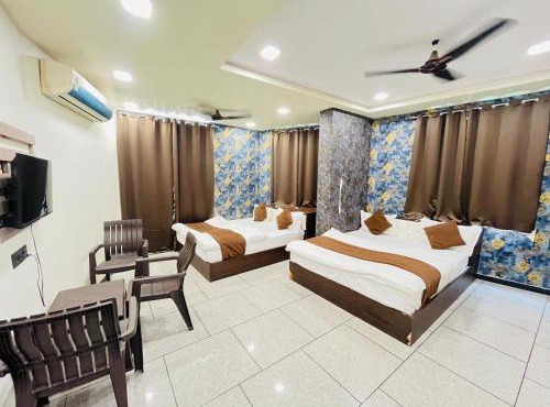 Hotel Shree Vijay I 966o9o1oo6 just 80mtr from Shreenathji temple 1min away By SK