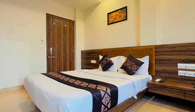 HOTEL VRINDA 966O9O1OO6 Old city Just 750mtr from City palace