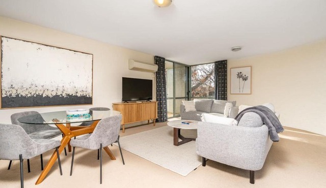 Howitt Place Apt minutes to Parliamentary Triangle