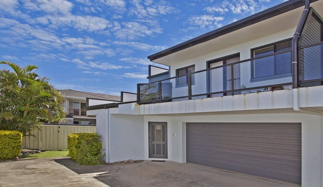 Immaculate 3BR townhouse 500m from beach, river & village with BBQ patio, air-con