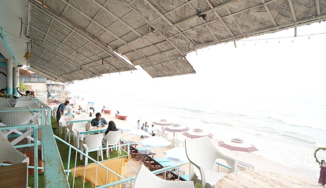 Janet & Johns Beach Resort Since 1989
