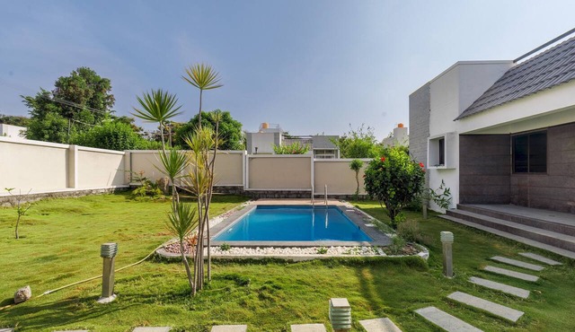 Jhilmil Pool Villa by Stayjade 2bhk Lawn Pool