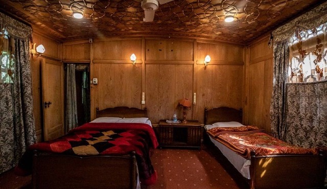 Kharpalace group of houseboats