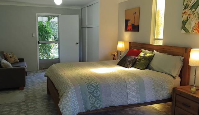 King Bed 8 mins from A1 Valery Mid North Coast
