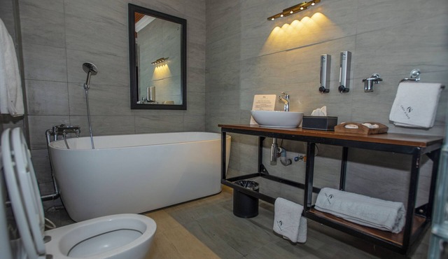 King Suite with Balcony and Bathtub near UN Nairobi, Cozy Stead Garden House