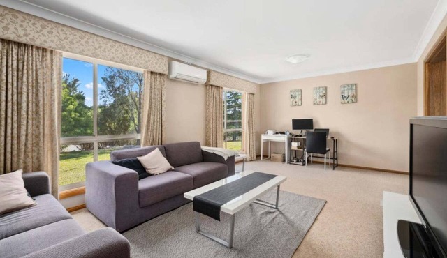 Lakeside Luxurious, fully furnished 3-bedroom home